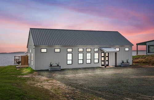 Negreet House | AESTHETIC WATERFRONT BUNGALOW, FISHING PIER, FIREPIT