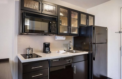 Troy Hotel | Affordability Meets Comfort! 3 Great Units, Near Leo Burnett Greenspace