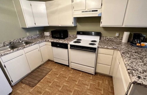 Downtown Memphis Apartment | Affordable 1 Br in Historic Highrise Downtown Memphis - Walk to Beale