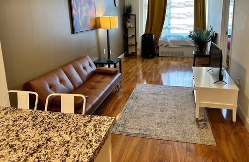 Downtown Memphis Apartment | Affordable 1 Br in Historic Highrise Downtown Memphis - Walk to Beale