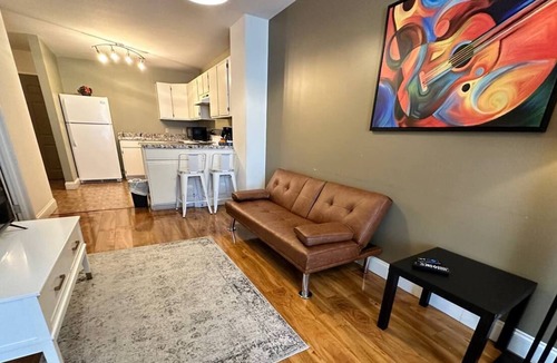 Downtown Memphis Apartment | Affordable 1 Br in Historic Highrise Downtown Memphis - Walk to Beale