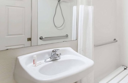 Austin Ave. Hotel | Affordable and convenient unit in Knights Inn Franklin Ave Waco, Parking, Pet-Friendly! Near Cameron Park & Zoo