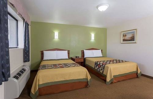 Austin Ave. Hotel | Affordable and convenient unit in Knights Inn Franklin Ave Waco, Parking, Pet-Friendly! Near Cameron Park & Zoo