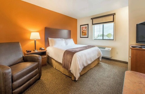 Bismarck Hotel | Affordable Studio Close to Trails, Art + Missouri River Cruises Fun