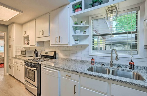 North Garden Acres Cottage | Aggie Game Day Retreat ~ 1 Mi to Texas A & M!