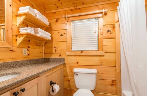 Bryan Cabin | Always a Great Idea To Unwind! Outdoor Pool, Close to Brazos County Expo Complex