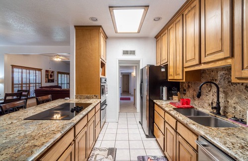Biggs Field House | Amazing and inviting hm with 6brm, 4bath, 2kitchens, private pool in quiet area