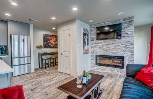 Oak Lawn Condo | Amazing Private Rooftop Deck : Walk to Restaurants!