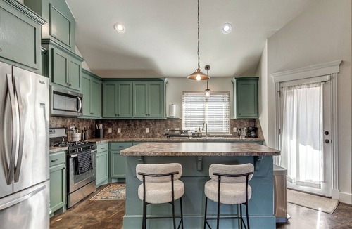 Central Oklahoma City House | Antique and Modern Charming 3-bedroom home, 7 mins to Paycom & Convention Center