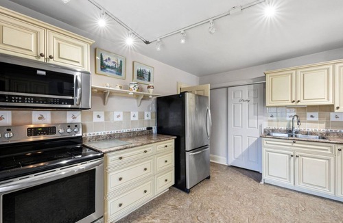 Midland House | Antique Treasure 7-rm private apartment near downtown, Luxury comfy bed