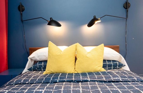 Beaconsfield Village Apartment | Applewood Suites - Modern Condo, Queen West