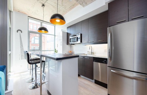 Beaconsfield Village Apartment | Applewood Suites - Modern Condo, Queen West