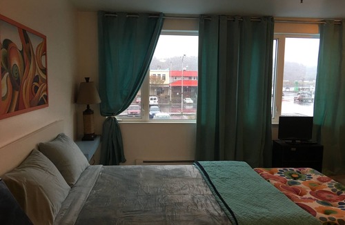 Kodiak Apartment | Aquamarine Upbeat Studio on the Mall