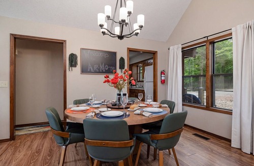 Eureka Springs House | AR-MO-re. Table Rock Mountain views, minutes from Eureka Springs, dog friendly.