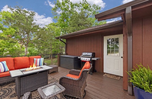 Eureka Springs House | AR-MO-re. Table Rock Mountain views, minutes from Eureka Springs, dog friendly.