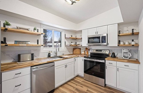 College House | Arctic Glow River Modern 4BR Aurora with Sauna
