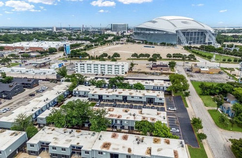Central Arlington Apartment | Arlington 1BR | AT&T, Globe Life, 6 Flags, Parking