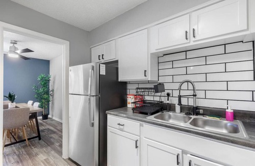 Central Arlington Apartment | Arlington 2BR | AT&T, Globe Life, 6 Flags, Parking
