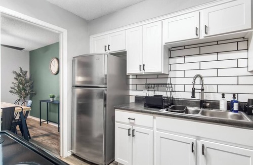 Central Arlington Apartment | Arlington 2BR | AT&T, Globe Life, 6 Flags, Parking