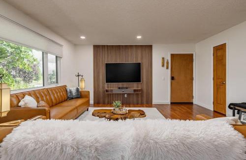 Downtown Anchorage Apartment | Artistic downtown 2br king bed