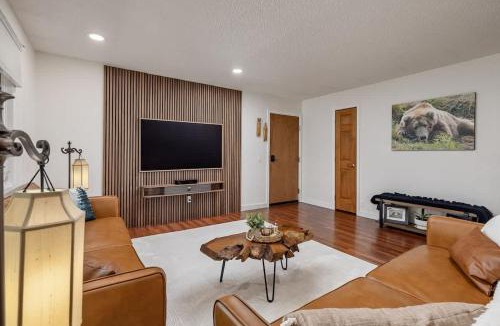 Downtown Anchorage Apartment | Artistic downtown 2br king bed