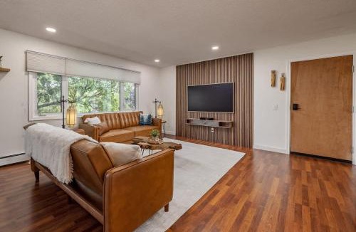 Downtown Anchorage Apartment | Artistic downtown 2br king bed
