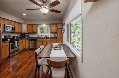 Downtown Anchorage Apartment | Artistic downtown 2br king bed