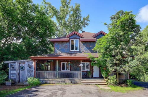 Pincourt House | Au bord de l'eau Chalet near Montreal 15 min Airport