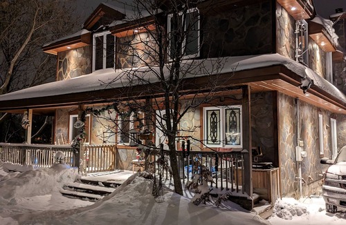 Pincourt House | Au bord de l'eau Chalet near Montreal 15 min Airport