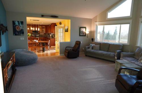 Rabbit Creek House | Aurora Hillside House | Sauna + Fire Pit + View