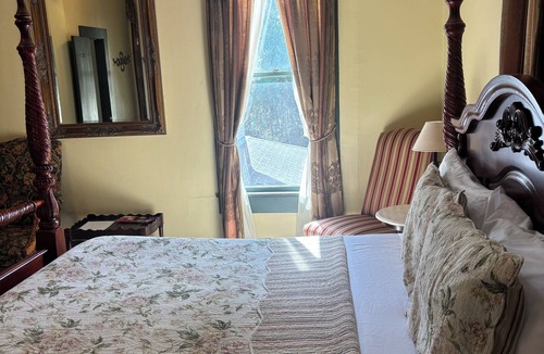 Nacogdoches Bed & Breakfast | Austin Room - Hardeman House Bed and Breakfast