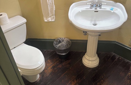 Nacogdoches Bed & Breakfast | Austin Room - Hardeman House Bed and Breakfast
