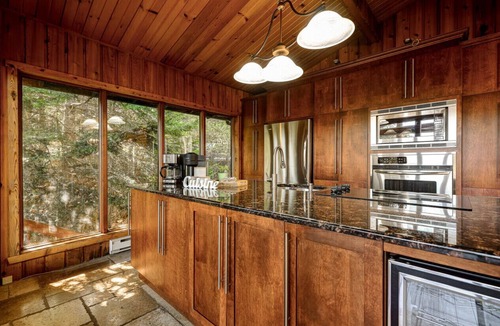 Sainte-Agathe-des-Monts House | Authentic Swiss Cabin - 4 BR with Hot Tub and pool table
