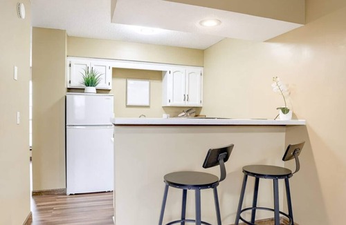 Mount Moriah House | Aviator's Lounge 1BR Free Parking WiFi Easy Access
