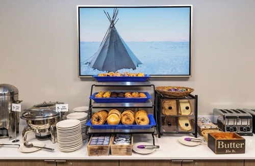 Mendenhall Valley Hotel | Aviator Suites Hotel Juneau 2 Queen Studio