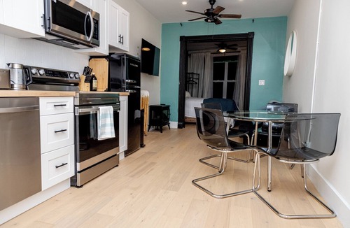 Brockton Village Hotel | B Hotel