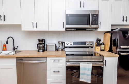 Brockton Village Hotel | B Hotel