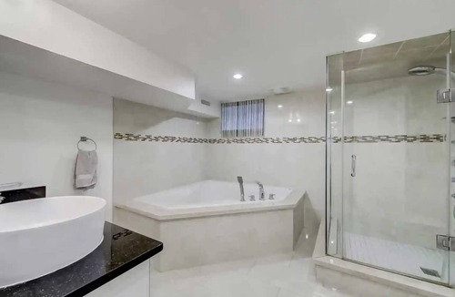 Dufferin Grove Apartment | Bachelor apt. Twenty minutes to BMO field. Close to Ossington and Dundas West.
