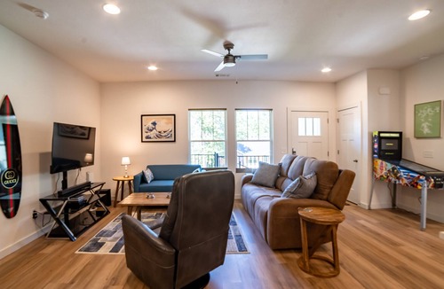 Bella Vista House | Back40 Trailside Retreat with Hot Tub