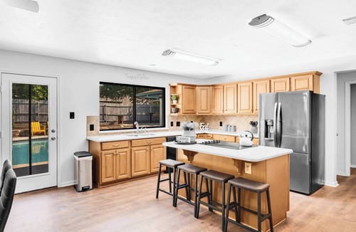 Euless House | Backyard Oasis with Private Pool & Outdoor Lounge. 15 mins from Dallas stadium