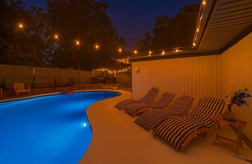 Euless House | Backyard Oasis with Private Pool & Outdoor Lounge. 15 mins from Dallas stadium