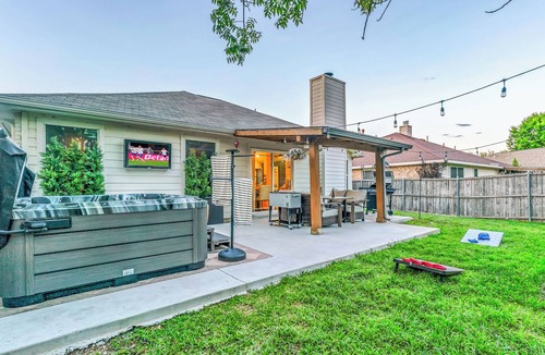 McKinney House | Backyard Paradise Hot Tub Fire Pit 13 guests