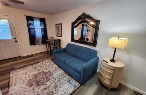 Whitehaven House | Backyard Spacious Guest house perfect for relaxing