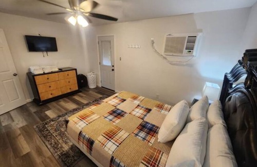Whitehaven House | Backyard Spacious Guest house perfect for relaxing