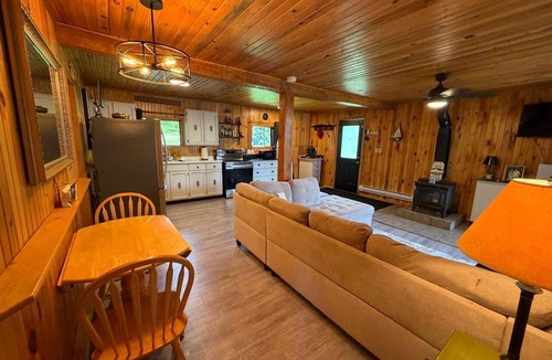 Dunchurch Cottage | Bagz Place : Your private sanctuary to unplug, reset, and connect with nature.