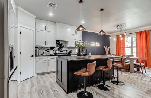 Central Oklahoma City House | BasketballPickleball Court-Putt Putt-Hottub-Gameroom-Centrally Located