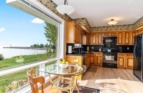 Bayfield Cottage | Bayfield Lakefront Retreat Sunset Hot Tub Sleeps 10