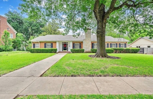 Waco House | Baylor Home -Hidden Gem it’s your home away from home! Come feel the warmth!