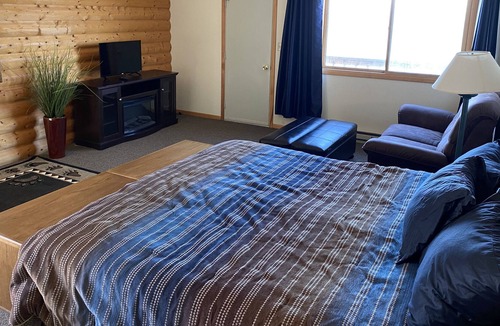 Happy Valley Cabin | Beach Front Alaskan Lodge with 10 rooms!