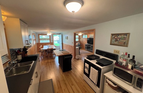 Sherkston Cottage | Beach house on pleasant beach! Cottage steps from the beach on Lake Erie